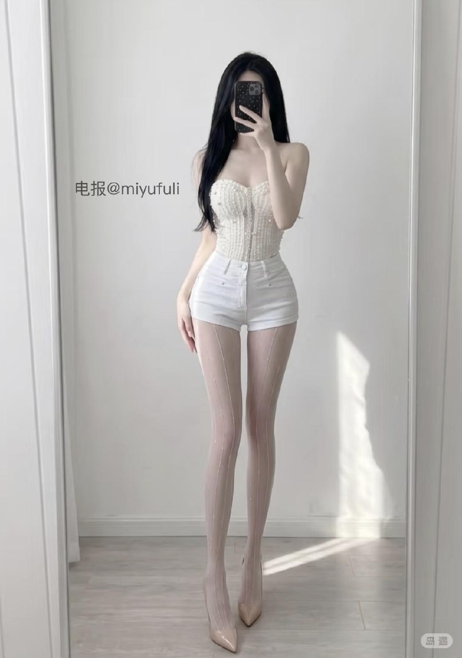 抖音小白猫岛遇日常：小白猫是猫界最纯净的存在，这个女孩把纯真和可爱揉在了一起