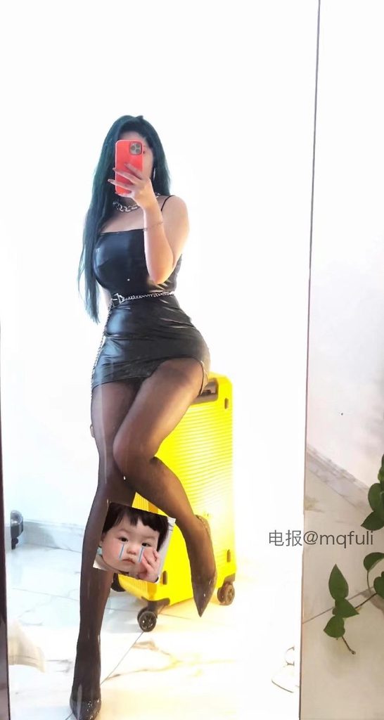 抖音夹心饼干包铁粉空间日常：夹心饼干是她的形态，包是她的后缀，这个女孩把甜蜜和饱满揉在了一起