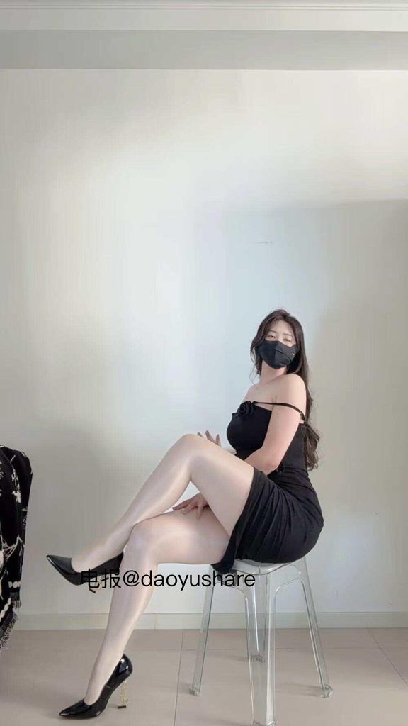 抖音糊萝啵铁粉空间日常：糊萝啵是胡萝卜的可爱发音，这个女孩把蔬菜和萌感揉在了一起