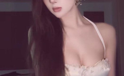 抖音yuyu岛遇日常:yuyu是鱼鱼的拼音,也可以是雨雨的拼音,这个女孩把自由和灵动揉在了一起